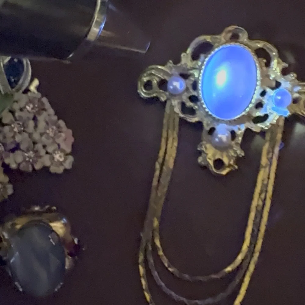 Vintage Elegant Gold and Glow with black light Victorian Faux Pearl Brooch - Picture 5 of 8